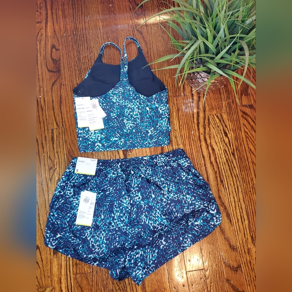 Old Navy Set Dry Liner Athletic Short, Light Support PowerSoft Bra - Picture 4 of 9